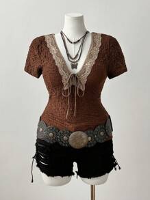 Sweetra 法式系带蝴蝶结 V 领短袖 T 恤搭配复古褶皱纹理面板 - 棕色 - 查看 3