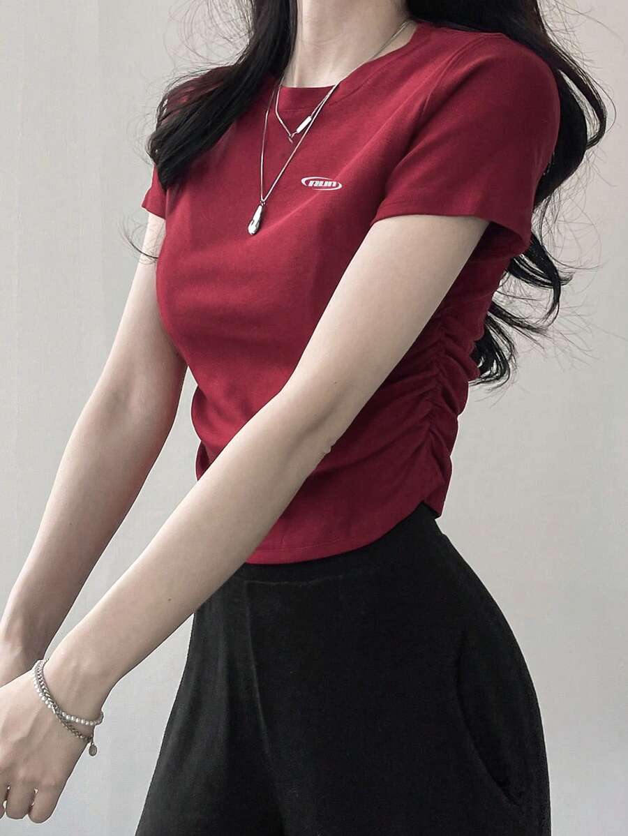 DAZY Áo phông có họa tiết chữ cái xếp nếp bên hông - Đỏ - Xem 1