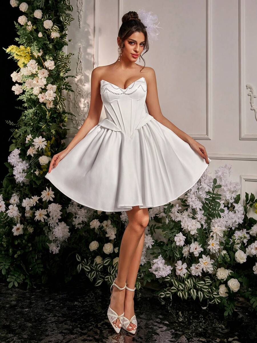 SHEIN Belle 优雅浪漫端庄春夏白色缎面抹胸连衣裙，仿珍珠链 A 字形后背带可调节毕业婚礼宾客礼服，节日礼服，舞会，新娘送礼会礼服，小白裙，新娘 - 白色 - 查看 1