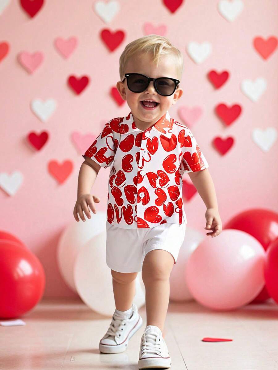 SHEIN 2-częściowy zestaw dla chłopca/dziewczynki z krótkim rękawem, czerwonym nadrukiem w kształcie serca, koszulką i spodenkami, miękki i wygodny materiał, odpowiedni na urodziny, dzień matki, walentynki, wakacje, szkołę, na zewnątrz, codzienną imprezę, wiosnę/lato - Wielokolorowe - Zobacz 1