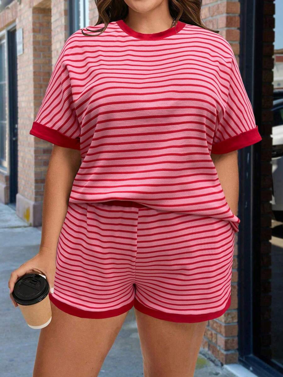 SHEIN Holidaya 2 件套大码女式条纹圆领短袖 T 恤和短裤休闲装 - 彩色 - 查看 1
