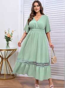 SHEIN Clasi 曲线加大码女式绿色纯色蕾丝腰荷叶边袖优雅 A 字下摆中长连衣裙，适合度假、女士度假装、女士夏装、商务休闲女装、外出装、女士办公装、女士春装、假日、复古装、 V 领连衣裙、女式长裙、优雅连衣裙、优雅女装、女士高档装、优雅女装、加大码优雅连衣裙、女士纯色连衣裙、女士纯色装、浪漫连衣裙、女士中长裙、蕾丝连衣裙、绿色连衣裙、鼠尾草绿色连衣裙