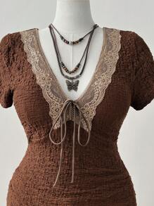 Sweetra 法式系带蝴蝶结 V 领短袖 T 恤搭配复古褶皱纹理面板 - 棕色 - 查看 4