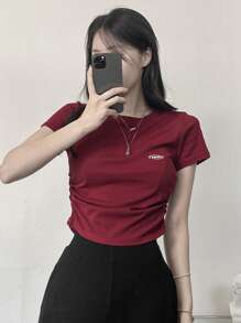DAZY Áo phông có họa tiết chữ cái xếp nếp bên hông - Đỏ - Xem 7