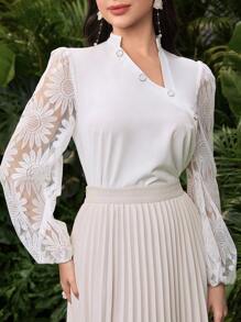 Modelyn Blusa da donna a manica lunga con colletto asimmetrico, in pizzo a motivo di girasole - Bianco - Visualizzare 3