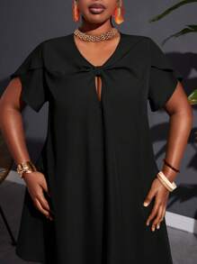 SHEIN CURVE+ Vestido Casual Solto de Tecido Não Elástico Verde Liso com Detalhe de Nó Torcido em Linha A para Mulheres Plus Size