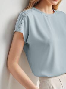 MOTF PREMIUM 对比色蕾丝短袖衬衫 - 淺藍色 - 查看 2