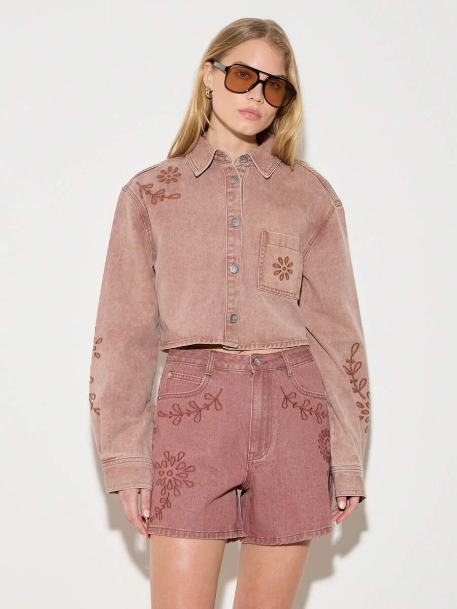 AiiRZ Camisa de mezclilla corta con bordado floral vintage, chaqueta estilo occidental de botones, prenda exterior bohemia para primavera y verano - Rojo - Ver 1