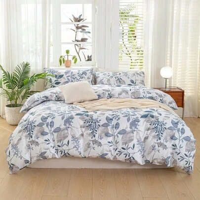这款三件套叶子花卉图案床上用品采用优质超细纤维面料制成，触感柔软透气，四季皆宜。它可机洗，不易褪色、起球、缩水且抗皱。时尚百搭的设计，可轻松融入波西米亚风、乡村风或现代简约风的卧室装饰，且易于保养。