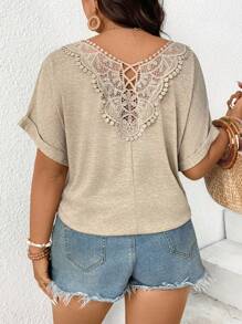 SHEIN Frenchy 女式加大码圆领 T 恤，带花卉图案和镂空后背细节，时尚百搭 T 恤，适合日常穿着，2025 年春夏新品 - 卡其色 - 查看 1