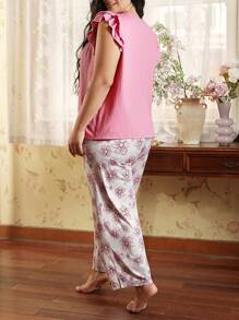 مجموعة بيجامات ذات أكمام قبعة بتصميم كشكش مطبوع بالأزهار والألوان المتباينة لمقاسات كبيرة الحجم - وردي - مشاهدة 2