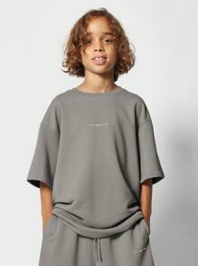 SUMWON Conjunto deportivo informal a juego para niños preadolescentes, compuesto por sudadera y pantalones cortos. Atuendo básico y esencial para actividades deportivas, entrenamiento, escuela y uso diario para niños de 8 a 16 años. - Gris Oscuro - Ver 3