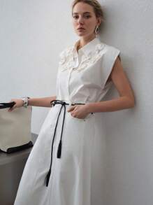 MOTF PREMIUM FITTED COTTON 3D FLORAL APPLIQUES SLEEVELESS SHIRT - White - View 3