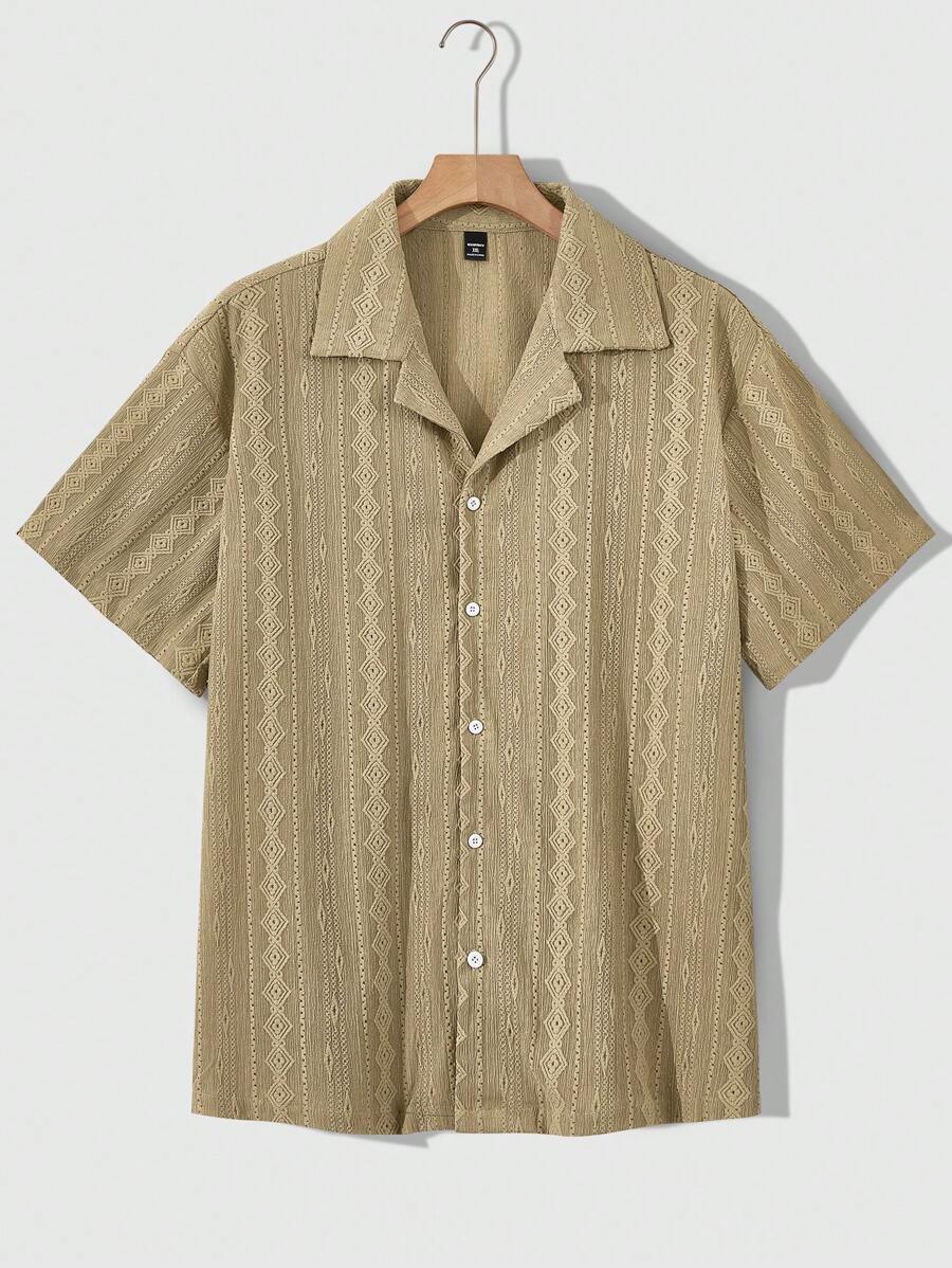 Manfinity RSRT قميص كاجوال بأكمام قصيرة أحادي الصدر للرجال ذوي البدانة مطبوع بنقوش هندسية - كاكي - مشاهدة 1