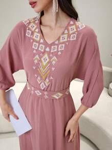 Al Najma Damen Lässig Langarm Kleid mit V-Ausschnitt und Stickerei