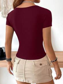 SHEIN EZwear 休閒極簡風酒紅色圓領短袖修身女款T恤，適合夏季，適合外出穿著 - 酒紅色 - 查看 3