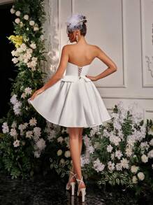 SHEIN Belle 优雅浪漫端庄春夏白色缎面抹胸连衣裙，仿珍珠链 A 字形后背带可调节毕业婚礼宾客礼服，节日礼服，舞会，新娘送礼会礼服，小白裙，新娘 - 白色 - 查看 7