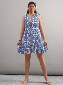 SHEIN LUNE 大码女式青花瓷印花连衣裙 植物印花纽扣装饰 V 领无袖连衣裙 节日装扮 女式夏装 节日波西米亚风连衣裙 优雅节日波西米亚风连衣裙 大码女式夏装 女式度假装 波西米亚风节日女式夏装 女式度假装 女式度假连衣裙 太阳裙 - 藍白色 - 查看 4