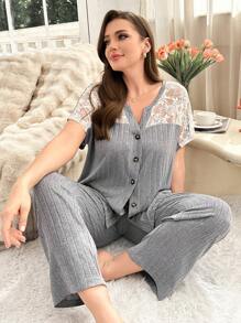 Conjunto de pijama de pantalón corto y blusa de punto acanalado con aplicación de encaje en talla grande