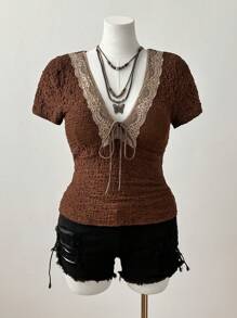 Sweetra 法式系带蝴蝶结 V 领短袖 T 恤搭配复古褶皱纹理面板 - 棕色 - 查看 6