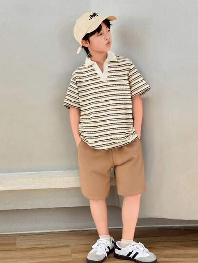 SHEIN 2 件套青少年男孩休闲百搭校园风格罗纹条纹 Polo 衫和短裤套装，适合夏季室内/户外穿着和旅行