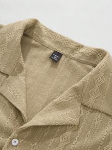 Manfinity RSRT قميص كاجوال بأكمام قصيرة أحادي الصدر للرجال ذوي البدانة مطبوع بنقوش هندسية - كاكي - مشاهدة 6