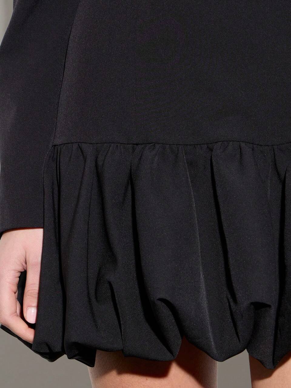 Vestido mini fruncido de manga larga con escote corazón y dobladillo abullonado en negro