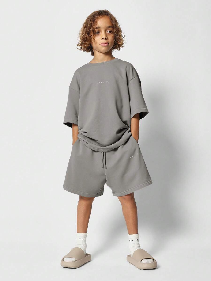 SUMWON Conjunto deportivo informal a juego para niños preadolescentes, compuesto por sudadera y pantalones cortos. Atuendo básico y esencial para actividades deportivas, entrenamiento, escuela y uso diario para niños de 8 a 16 años. - Gris Oscuro - Ver 1