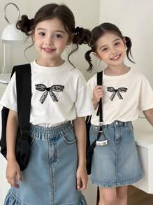 SHEIN Camiseta de manga corta y hombros caídos, corte informal, con diseño de lazo y encaje retro coreano, adecuada para niñas preadolescentes en verano