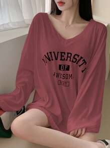 DAZY 女式春夏宽松休闲 V 领落肩长袖字母印花 T 恤、图案 T 恤 - 酒紅色 - 查看 6
