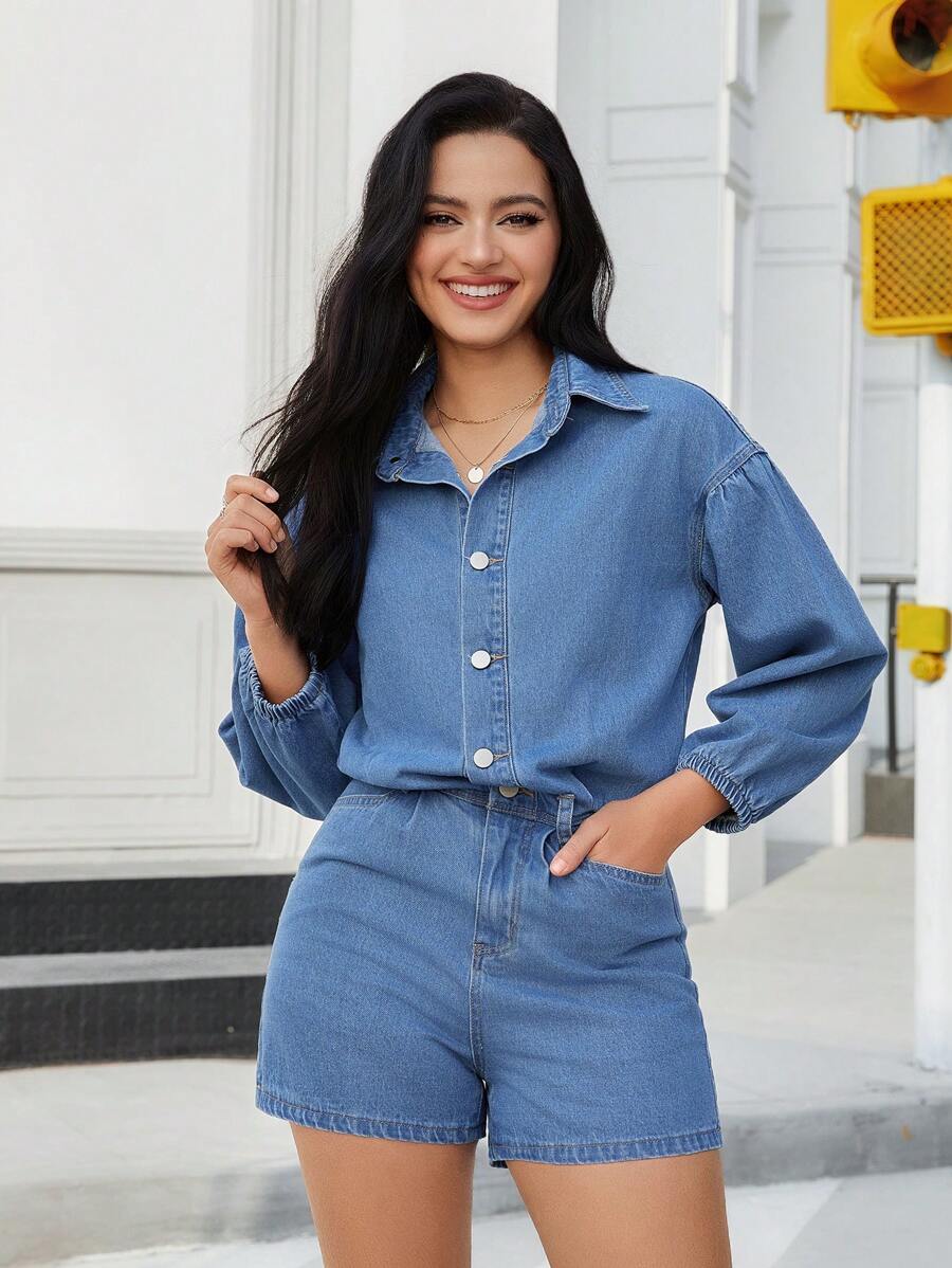 SHEIN Essnce Macacão Casual de Denim Lavado de Manga Longa com Ombro Caído e Abotoamento Simples para Mulheres - Lavagem clara - Visão 1