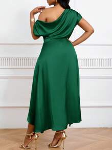 SHEIN Tall CURVE 大码绿色不对称下摆缎面礼服，腰部收紧，优雅晚礼服