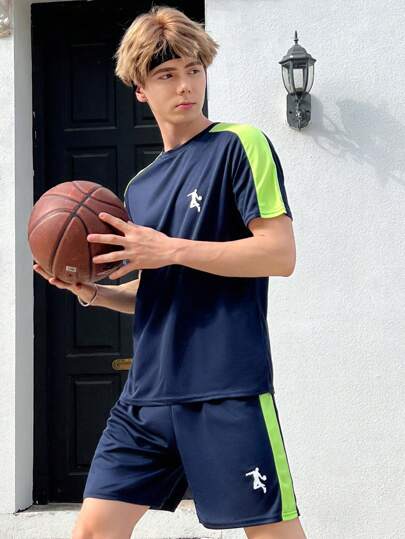 SHEIN 2入組青少年男孩夏季休閒運動風格色塊圓領短袖T恤和短褲針織透氣吸汗套裝