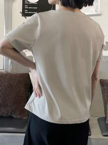 DAZY Camiseta gráfica oversize de verano con motocicleta y eslogan "FOUR WHEELS Move The Body Two Wheels" - Caqui - Ver 2