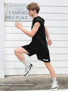 SHEIN 青少年男孩寬鬆運動連帽上衣和短褲套裝，印有字母印花