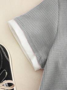 SHEIN Vintaside Kids 男孩休闲运动学院街头风格可爱度假军绿色和白色对比华夫格贴片圆领短袖 T 恤和短裤，适合日常、学校、郊游、运动、春夏 - 淺灰色 - 查看 4