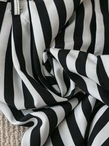 Franclia Black And White Striped Sleeveless Blazer And Shorts Two-Piece Set - Black and White - View 5