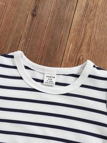 Baby Jungen Blau & Weiß gestreift Lässig Urlaubs Kurzarm Rundhals Top mit marineblauer Baumwoll-Hosenträgershorts mit Seitentasche, inklusive Sonnenhut. Geeignet für Lässig, Urlaub, Zuhause und Outdoor