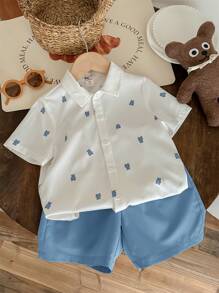 SHEIN LMoss Kids 2 件套男孩卡通熊图案短袖上衣和纯色短裤套装，适合旅行、上学、春夏季