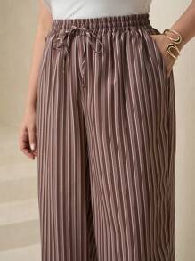 SHEIN Clasi 大码休闲宽松条纹阔腿裤、女式裤子、女式加大码服装裤、女士度假装、女士夏季服装、商务休闲女装、外出、女士办公室服装、女士春季服装、教师、老钱、2025、女士裤子、棕色条纹阔腿裤、适合日常穿着、女士度假装、女士夏季服装、商务休闲女装、女士外出上衣、女士办公室服装、女士春季服装、节日、老钱、优雅女士服装、女士端庄服装、适合日常优雅穿着 - 咖啡棕 - 查看 6