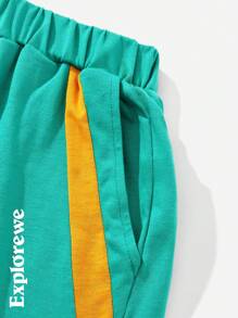 2 件套男童撞色块字母印花连帽衫 T 恤和短裤运动套装，适合运动、户外活动、夏季