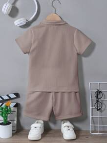 SHEIN 2 件套年轻男孩休闲罗纹半开领衬衫和短裤套装，适合夏季户外场合，简约舒适 - 棕色 - 查看 2