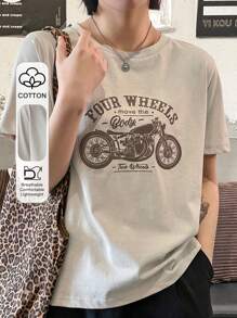 DAZY Camiseta gráfica oversize de verano con motocicleta y eslogan "FOUR WHEELS Move The Body Two Wheels" - Caqui - Ver 9