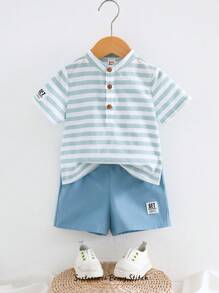 Cozy Pixies Set de 2 piezas para bebé niño con Top tipo jersey de manga corta con cuello decorativo de punto a rayas de colores y pantalón corto de cintura elástica de unicolor