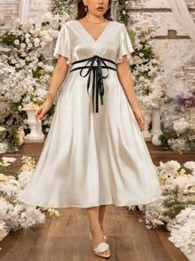 SHEIN Clasi Robe casual à encolure en V à manches courtes en soie artificielle tressée bicolore avec bordure de ruban noir pour femmes grandes tailles, tenue d'été élégante pour femmes