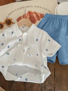 SHEIN LMoss Kids 2 件套男孩卡通熊图案短袖上衣和纯色短裤套装，适合旅行、上学、春夏季