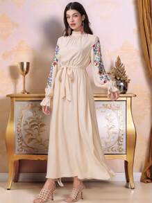 Al Najma 保守风格花卉刺绣女式超长连衣裙 - 杏色 - 查看 6