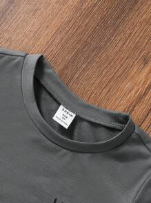 SHEIN 2 件套：短袖 T 恤和裤子，印有“Young Boy”字母 - 彩色 - 查看 6