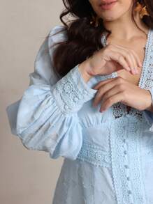 Anewsta 优雅大码 V 领长袖钩针蕾丝拼布荷叶边下摆修身连衣裙，适合女士节日、外出、度假装 - 淺藍色 - 查看 8