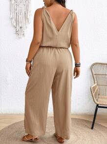 SHEIN Frenchy 大码 Earthy Clothes 纹理绉纱吊带连体裤，带蝴蝶结腰部和 V 领 - 卡其色 - 查看 2